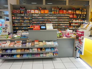 Kiosktheke mit Süßwarenvorbau